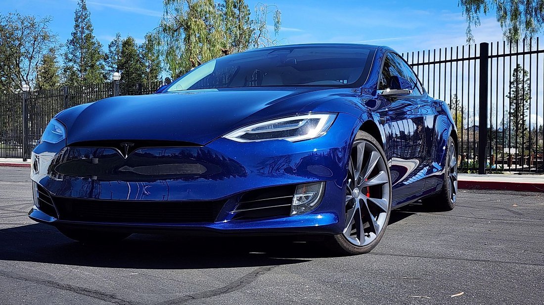 Photo of Tesla Model S Performance (2019) (1 slide)