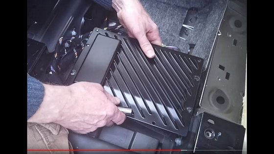 Video: Range Rover Evoque Amp - location / Removing / Upgrading Audio System Amplifier