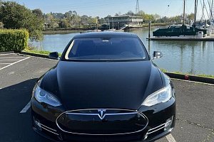 Tesla Model S P85 (VIN: 5YJSA1H18EFP46410)