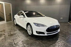 Tesla Model S 70D (VIN: 5YJSA1E26FF105674)