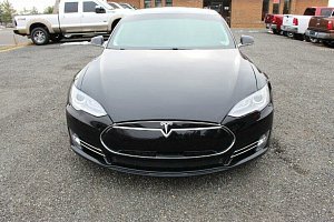Tesla Model S P85 (VIN: 5YJSA1H10EFP35028)