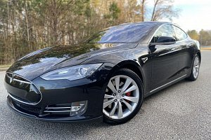 Tesla Model S P85D (VIN: 5YJSA1E47FF103692)