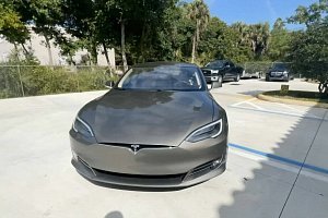 Tesla Model S 90D (VIN: 5YJSA1E28GF143778)