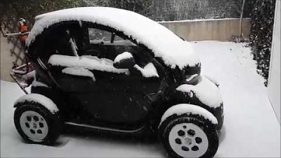 Video: Winter is coming ! Renault Twizy under snow / Twizy sous la neige à Montpellier (France Occitanie)