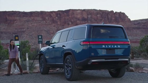 Video: Rivian R1S 2022 Electric SUV Interior &amp; Exterior Walk Through &amp; Driving