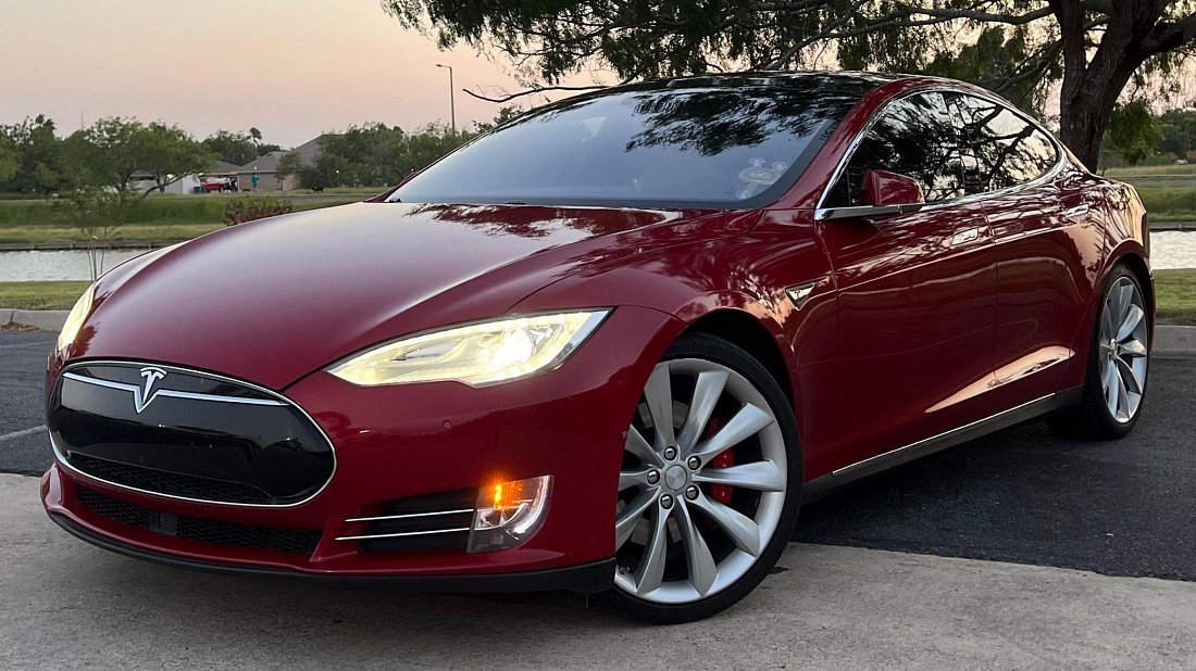 Photo of Tesla Model S P85 (1 slide)
