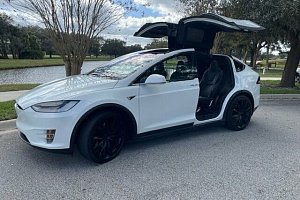 Tesla Model X P100D (VIN: 5YJXCBE47HF051683)