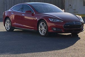 Tesla Model S P85+ (VIN: 5YJSA1H15FF080561)
